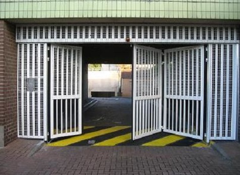 Grilles de sécurité pour portes de garage et entrepôt 