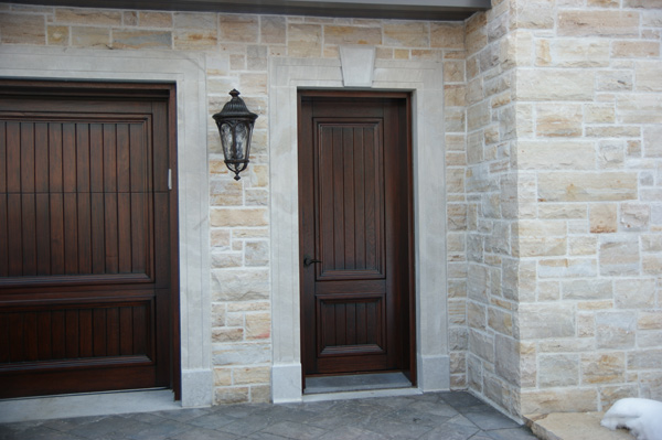 Porte sur mesure en bois massif